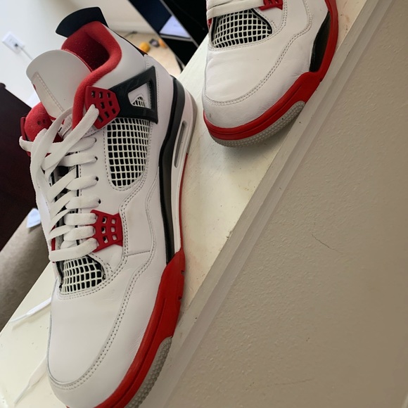 Air Jordan 4 main image 4